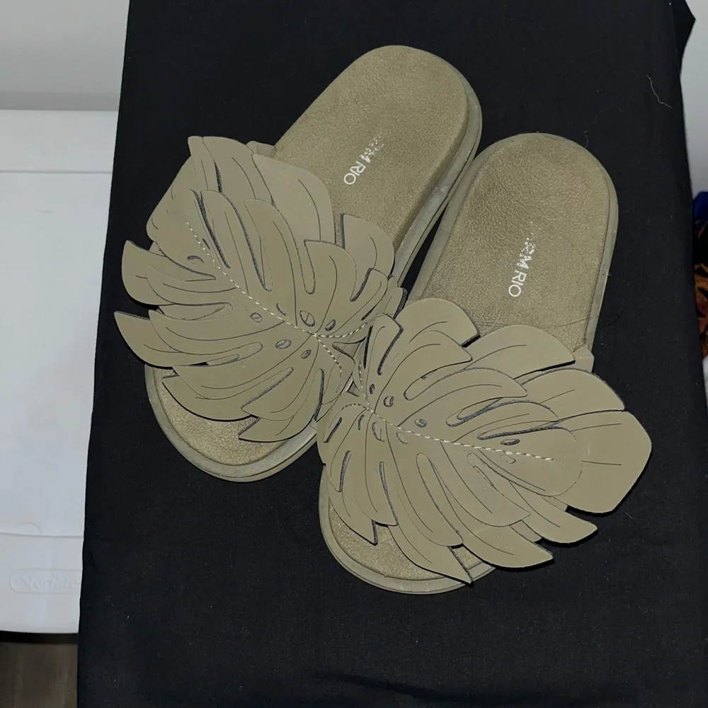 Farm Rio Monstera Slides - Picture 2 of 4